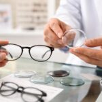 découvrez comment changer un verre de lunette, les coûts associés, les démarches à suivre, ainsi que les possibilités de remboursement pour faciliter votre achat.