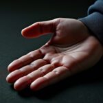 découvrez la signification de la main droite qui gratte : chance, argent, ou mauvais présage ? explications, croyances populaires et interprétations pour mieux comprendre ce signe mystérieux.